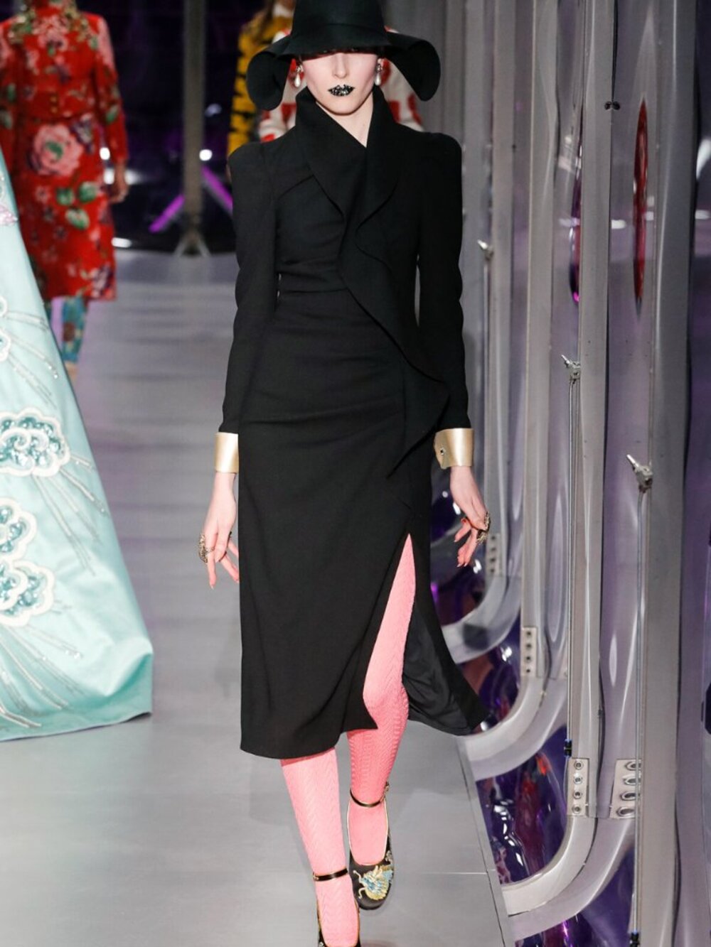 $3400 Gucci 2017 Black Pleated Ruffle Wool Asymmetric Midi Dress size IT 42/6